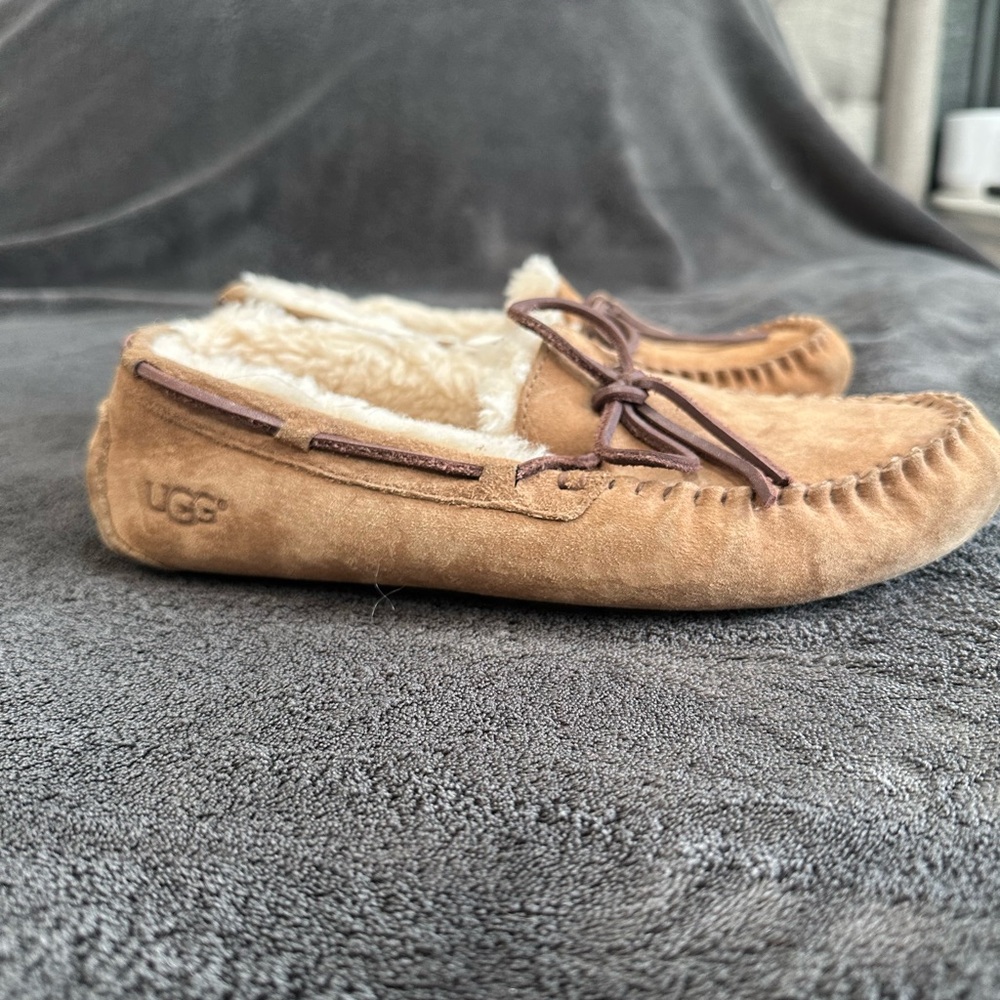 UGG Women’s Dakota Slipper in Chesnut